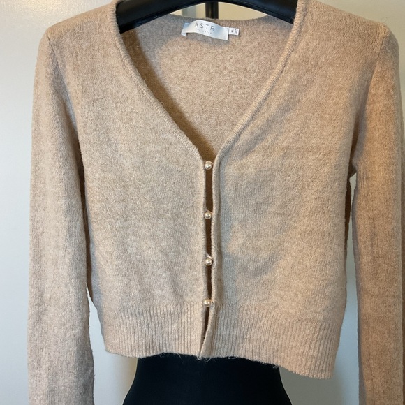 18. ASTR The Label Pearl Button V-Neck Cream Cardigan Size XL - Picture 4 of 8